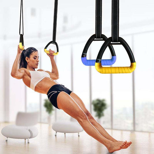 Persona entrenando con entrenamiento suspensión en casa, mejorando fuerza y equilibrio