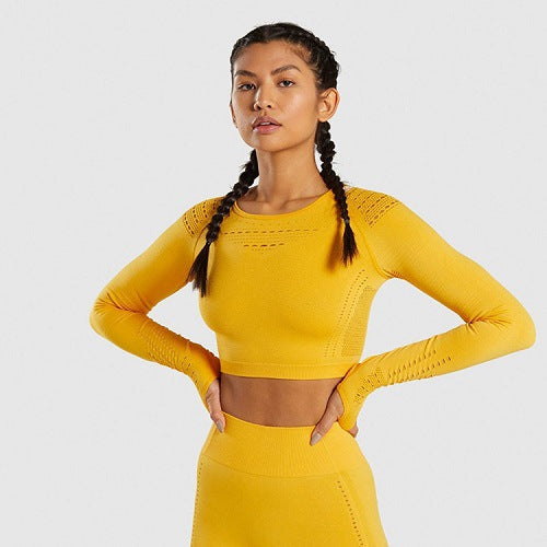 Mujer usando ropa deportiva de yoga sin costuras de secado rápido en entrenamiento
